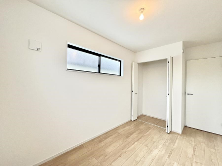 �Q���@�������P�������`Bed Room�`  �����ɂ͎��[�N���[�[�b�g�������I���i�g���̂��m���⏬���͂������A�G�ߕ��̂��m���Ȃǂ���������Ɛ������ڂ����܂������܂��B  ������Ԃ��L���g�p�ł��܂��ˁB