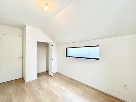 �q�������@�������P�������`Bed Room�`�@�q�������͂��q�l�ɂƂ��đ�Ϗd�Ȗ���������܂��B�q����l�ŉ߂�����Ԃ�^���邱�ƂŁA�h���׋����Ԃ����R�Ƒ����܂����畔���̕Еt����|���Ȃǂ��������ƂɌq����܂��B