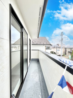 �o���R�j�[�@�������P�������`Balcony�`  �傫�ȋ�Ɉ͂܂ꂽ�C�����̂����ƁB  �o���R�j�[��`�������ň��|�I�ȊJ�����ɕ�܂�܂��B  �o���R�j�[�͗z���������݂��z�c����󕨂��C�����悭�������Ƃ��ł��܂��B