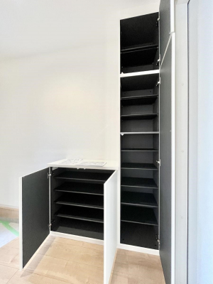 ���̑����ρ@�ݔ����P�����������Ղ���[�ł���V���[�Y�{�b�N�X�ŉƑ��S���̌C���A���ւ�������B  