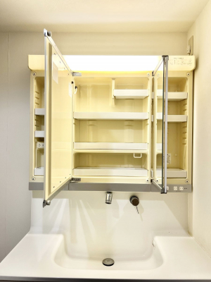 ���̑����ρ@�O�ʋ��̗��ɁA���ϕi��q���p�i�Ȃǂ����[�\�B���ʑ����������ƕۂ��܂��I