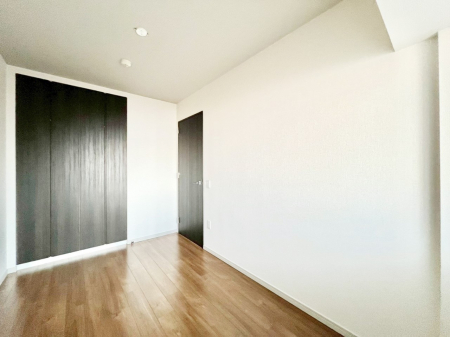 �Q���@�����`Bed Room�`�@�S�����Ɏ��[�N���[�[�b�g�������I���i�g���̂��m���⏬���͂������A�G�ߕ��̂��m���Ȃǂ���������Ɛ������ڂ����܂������܂��B������Ԃ����L���g�p�ł��A��������L�����p���������܂�