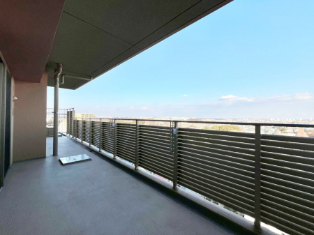 �o���R�j�[�@�����`Balcony�`�@�傫�ȋ�Ɉ͂܂ꂽ�C�����̂����ƁB�o���R�j�[��`�������ň��|�I�ȊJ�����ɕ�܂�܂��B�o���R�j�[�͗z���������݂��z�c����󕨂��C�����悭�������Ƃ��ł��܂��B