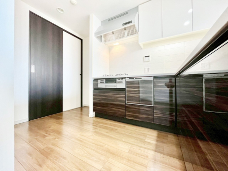 �L�b�`���@�����`Kitchen�`�@��b���e�ރ��r���O�A�������������Ȃ�L�b�`���B�Ƃ́A�������������ł͂Ȃ��A��炵��������A���K�ɂ���ꏊ�B�Ί�̖����A���炬�̓��X�̂��߂ɁA�ŐV�̐ݔ��E�d�l���̗p�B