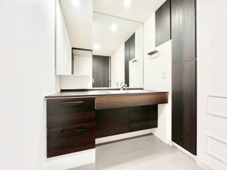 ���ʑ�E���ʏ��@�����`Dressing Room�`�@�\���ȑ傫���̐��ʑ�͎��[�����鎖�Ȃ���A�g�����Ȃ݃`�F�b�N�⎕�����ȂǁA���̍Q�����������Ԃł��z�e�����C�N�ȃX�y�[�X�ŗ]�T�Ƃ�Ƃ�������Ē����܂��B