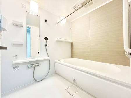 �����@�����`Bath Room�`�@�������������͋C�̗����Ŗ����Ɍ����ă��t���b�V���B���������@�\���t���Ă���̂ŗׂ̐���@�u����Ő􂢏オ�������󕨂��A�J�̓����V�C���C�ɂ������������邱�Ƃ��\�ł��B