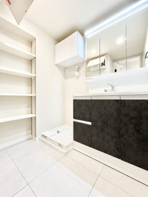 ���ʑ�E���ʏ��@�����`Dressing Room�`�@�\���ȑ傫���̐��ʑ�͎��[�����鎖�Ȃ���A�g�����Ȃ݃`�F�b�N�⎕�����ȂǁA���̍Q�����������Ԃł��z�e�����C�N�ȃX�y�[�X�ŗ]�T�Ƃ�Ƃ�������Ē����܂��B