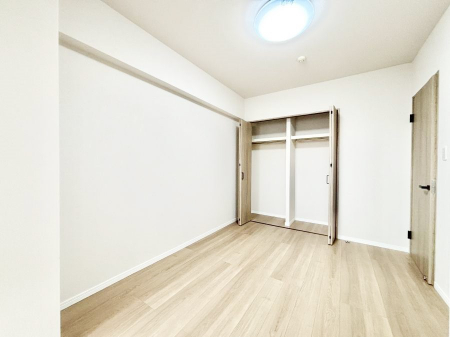 �Q���@�����`Bed Room�`�@�S�����Ɏ��[�N���[�[�b�g�������I���i�g���̂��m���⏬���͂������A�G�ߕ��̂��m���Ȃǂ���������Ɛ������ڂ����܂������܂��B������Ԃ����L���g�p�ł��A��������L�����p���������܂�