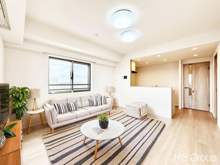 ���r���O�@�����`Living�`�@�Ƒ��̐H����c���̂ق��A�q�ǂ���V�΂�����A�F�l���������肷��LDK�͏Z�܂��̒��S�B�����ԉ߂����ꏊ������A���̋�Ԃ͏Z�܂��S�̂̋��S�n�����E���܂��B�@���Ƌ��CG�ł�