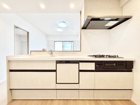 �L�b�`���@�����`Kitchen�`�@��b���e�ރ��r���O�A�������������Ȃ�L�b�`���B�Ƃ́A�������������ł͂Ȃ��A��炵��������A���K�ɂ���ꏊ�B�Ί�̖����A���炬�̓��X�̂��߂ɁA�ŐV�̐ݔ��E�d�l���̗p�B