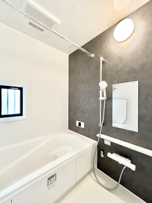 �����@������2-B�������`Bath Room�`�@���t���̃o�X���[���́A�̌������薾�邭�C�����̗ǂ���Ԃł��B�������邱�ƂŁA���C�����ǍD�B������芰����o�X���[���ŁA�����̃o�X�^�C�����y���݂ɂȂ肻���ł��B