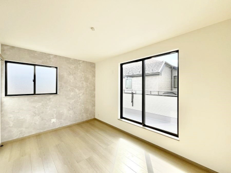 ���̑����ρ@������2-B�������`Bed Room�`�@2�ʍ̌����m�ۂ������邢�����́A���ʂ����ǂ��A��ϋ��S�n�̗ǂ���ԂƂȂ��Ă���܂��B�u�₩�ȕ��������ċN���钩�́A���K�����̎n�܂�ɁI