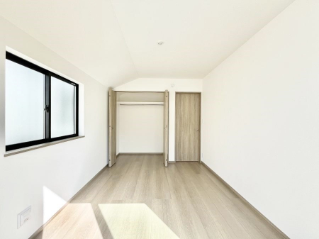 �Q���@������2-B�������`Bed Room�`  �S�����ɂ͎��[�N���[�[�b�g�������I���i�g���̂��m���⏬���͂������A�G�ߕ��̂��m���Ȃǂ���������Ɛ������ڂ����܂������܂��B  ������Ԃ��L���g�p�ł��܂��ˁB