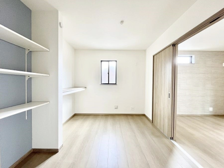 �q�������@������2-B�������`Bed Room�`�@�q�������͂��q�l�ɂƂ��đ�Ϗd�Ȗ���������܂��B�q����l�ŉ߂�����Ԃ�^���邱�ƂŁA�h���׋����Ԃ����R�Ƒ����܂����畔���̕Еt����|���Ȃǂ��������ƂɌq����܂��B