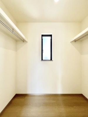 ���̑��@������2-B�������`Walk-in Closet�`�@��������̗m���������Ă��V���ɂȂ�ɂ����E�H�[�N�C���N���[�[�b�g�B�m���ȊO�ɂ��A�Ɠd��X�[�c�P�[�X�A�X�g�b�N�i�Ȃǉ��ł��Еt����������Ԃł��B