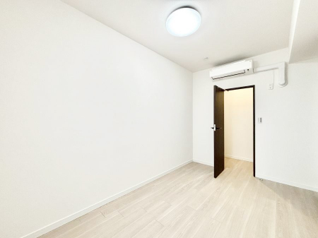 �Q���@�����`Bed Room�`�@�S�����Ɏ��[�N���[�[�b�g�������I���i�g���̂��m���⏬���͂������A�G�ߕ��̂��m���Ȃǂ���������Ɛ������ڂ����܂������܂��B������Ԃ����L���g�p�ł��A��������L�����p���������܂�