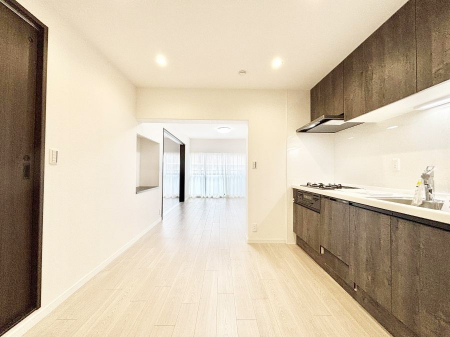 �L�b�`���@�����`Kitchen�`�@��b���e�ރ��r���O�A�������������Ȃ�L�b�`���B�Ƃ́A�������������ł͂Ȃ��A��炵��������A���K�ɂ���ꏊ�B�Ί�̖����A���炬�̓��X�̂��߂ɁA�ŐV�̐ݔ��E�d�l���̗p�B