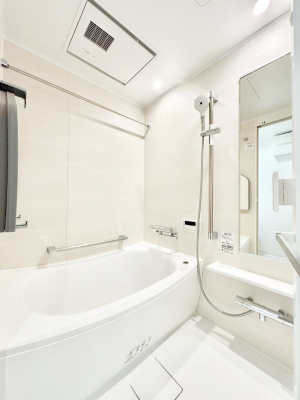 �����@�����`Bath Room�`�@�������������͋C�̗����Ŗ����Ɍ����ă��t���b�V���B���������@�\���t���Ă���̂ŗׂ̐���@�u����Ő􂢏オ�������󕨂��A�J�̓����V�C���C�ɂ������������邱�Ƃ��\�ł��B