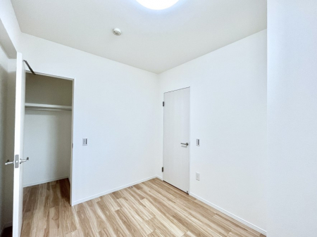 ���̑����ρ@�����`Bed Room�`  �S�����ɂ͎��[�N���[�[�b�g�������I���i�g���̂��m���⏬���͂������A�G�ߕ��̂��m���Ȃǂ���������Ɛ������ڂ����܂������܂��B  ������Ԃ��L���g�p�ł��܂��ˁB  