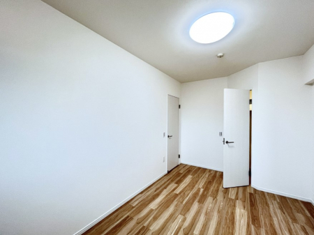 �q�������@�����`Bed Room�`�@�q�������͂��q�l�ɂƂ��đ�Ϗd�Ȗ���������܂��B�q����l�ŉ߂�����Ԃ�^���邱�ƂŁA�h���׋����Ԃ����R�Ƒ����܂����畔���̕Еt����|���Ȃǂ��������ƂɌq����܂��B