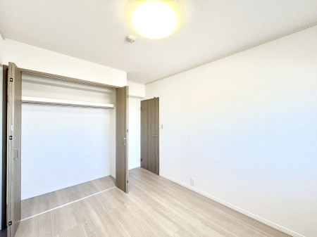 �Q���@�����`Bed Room�`�@�S�����Ɏ��[�N���[�[�b�g�������I���i�g���̂��m���⏬���͂������A�G�ߕ��̂��m���Ȃǂ���������Ɛ������ڂ����܂������܂��B������Ԃ����L���g�p�ł��A��������L�����p���������܂�