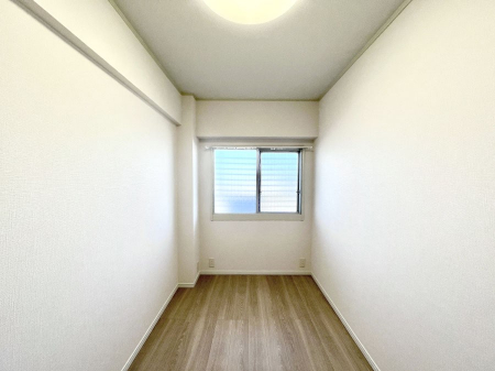 �q�������@�����`Bed Room�`�@�q�������͂��q�l�ɂƂ��đ�Ϗd�Ȗ���������܂��B�q����l�ŉ߂�����Ԃ�^���邱�ƂŁA�h���׋����Ԃ����R�Ƒ����܂����畔���̕Еt����|���Ȃǂ��������ƂɌq����܂��B