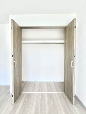 ���[�@�����`Closet�`�@�ǖʃN���[�[�b�g������΃^���X��u���K�v���Ȃ��A�o������̂Ȃ��X�b�L����Ԃ��ێ��ł��܂��B����ꂽ�X�y�[�X��L���Ɋ��p�ł������B�G�߂̈ߗނ��̕i�Ȃǂ����Ղ���[�o���܂��ˁ� 