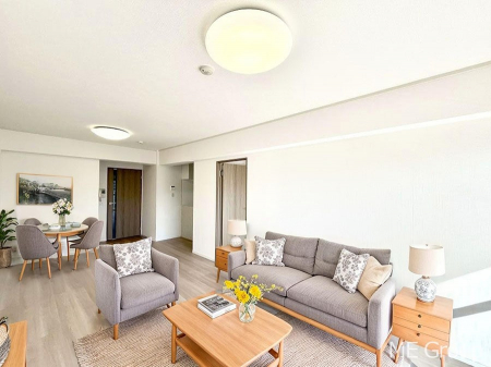 ���r���O�@�����`Living�`�@�Ƒ��̐H����c���̂ق��A�q�ǂ���V�΂�����A�F�l���������肷��LDK�͏Z�܂��̒��S�B�����ԉ߂����ꏊ������A���̋�Ԃ͏Z�܂��S�̂̋��S�n�����E���܂��B�@���Ƌ��CG�ł�