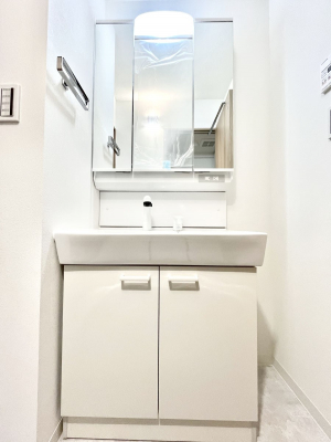 ���ʑ�E���ʏ��@�����`Dressing Room�`  ����������F�����œ��ꂳ��Ă���ƁA�X�b�L���Ɛ�������ۂ������܂��B  ���̗��ɂ͂����Ղ�Ǝ��[�X�y�[�X��W�������I  �����́A�V���v�����@�\�����d�����āB  