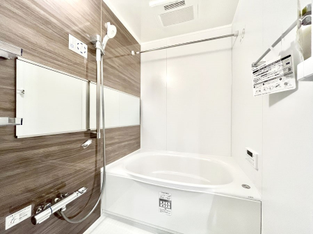 �����@�����`Bath Room�`�@�������������͋C�̗����Ŗ����Ɍ����ă��t���b�V���B���������@�\���t���Ă���̂ŗׂ̐���@�u����Ő􂢏オ�������󕨂��A�J�̓����V�C���C�ɂ������������邱�Ƃ��\�ł��B