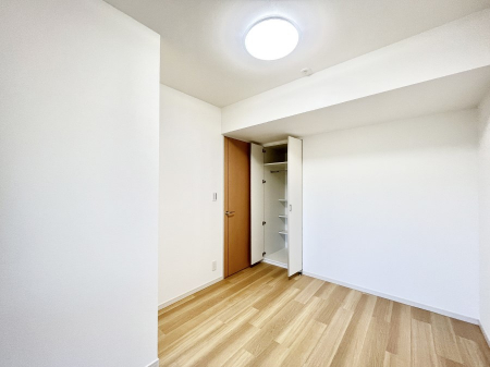 ���̑����ρ@�����`Bed Room�`�@�؂̉����肪�₳�����t���[�����O�͈��炬�������炷�v���C�x�[�g��ԁB����߂̃t���[�����O�ł��̂ŁA�ǎ��Ƃ��}�b�`���A���������X�ɍL�������Ă������ʂ��B