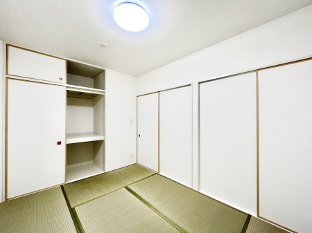 ���̑����ρ@�����`Japanese Room�`�@LDK�אڂ̘a���ł��났�̋�Ԃ������܂��B  �A�C���������ȂǉƎ��X�y�[�X�Ƃ��āA�܂������Ȃ��q�l�̂��邲�ƒ�ł͂����Q�₨�ނւ��̏�Ƃ��Ă����p���������܂��B  