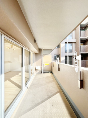 �o���R�j�[�@�����`Balcony�`�@������̃o���R�j�[�̑O�ɂ͉_�ȊO�ɑ��z���Ղ���̂�����܂���B�����󕨂������₷���A����薾�邭�C�����̂������������Ă��܂��B�g���₷���J���I�ȃo���R�j�[�ł���