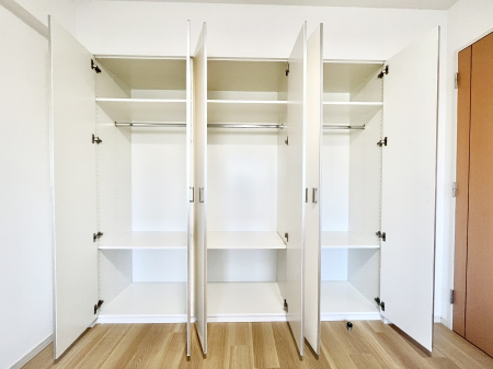 ���[�@�����`Closet�`�@�ǖʃN���[�[�b�g������΃^���X��u���K�v���Ȃ��A�o������̂Ȃ��X�b�L����Ԃ��ێ��ł��܂��B����ꂽ�X�y�[�X��L���Ɋ��p�ł������B�G�߂̈ߗނ��̕i�Ȃǂ����Ղ���[�o���܂��ˁ� 