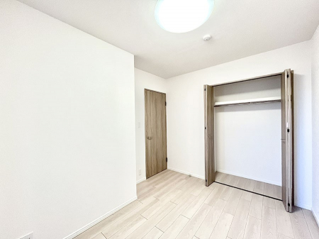 �Q���@�����`Bed Room�`�@�S�����Ɏ��[�N���[�[�b�g�������I���i�g���̂��m���⏬���͂������A�G�ߕ��̂��m���Ȃǂ���������Ɛ������ڂ����܂������܂��B������Ԃ����L���g�p�ł��A��������L�����p���������܂�