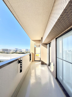 �o���R�j�[�@�����`Balcony�`�@������̃o���R�j�[�̑O�ɂ͉_�ȊO�ɑ��z���Ղ���̂�����܂���B�����󕨂������₷���A����薾�邭�C�����̂������������Ă��܂��B�g���₷���J���I�ȃo���R�j�[�ł���