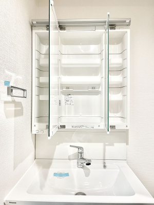 ���̑����ρ@�O�ʋ��̗��ɁA���ϕi��q���p�i�Ȃǂ����[�\�B���ʑ����������ƕۂ��܂��I