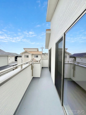 �o���R�j�[�@�����`Balcony�`�@������̃o���R�j�[�̑O�ɂ͉_�ȊO�ɑ��z���Ղ���̂�����܂���B�����󕨂������₷���A����薾�邭�C�����̂������������Ă��܂��B�g���₷���J���I�ȃo���R�j�[�ł���