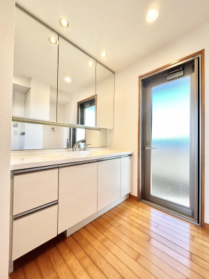 ���ʑ�E���ʏ��@�o���R�j�[�ւ̏�����h�A������܂��B��Ƃ�̐��ʃX�y�[�X�B