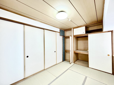 ���̑����ρ@�����`Japanese Room�`�@LDK�אڂ̘a���ł��났�̋�Ԃ������܂��B  �A�C���������ȂǉƎ��X�y�[�X�Ƃ��āA�܂������Ȃ��q�l�̂��邲�ƒ�ł͂����Q�₨�ނւ��̏�Ƃ��Ă����p���������܂��B  