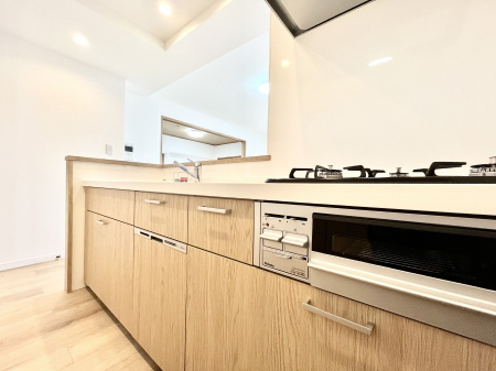 �L�b�`���@�����`Kitchen�`�@��b���e�ރ��r���O�A�������������Ȃ�L�b�`���B�Ƃ́A�������������ł͂Ȃ��A��炵��������A���K�ɂ���ꏊ�B�Ί�̖����A���炬�̓��X�̂��߂ɁA�ŐV�̐ݔ��E�d�l���̗p�B