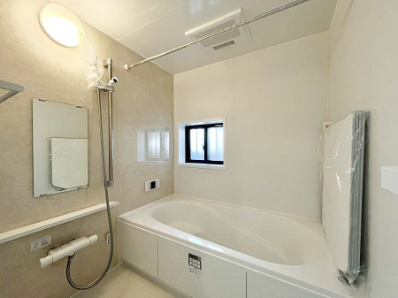 �����@������B�������`Bath Room�`�@���t���̃o�X���[���́A�̌������薾�邭�C�����̗ǂ���Ԃł��B�������邱�ƂŁA���C�����ǍD�B������芰����o�X���[���ŁA�����̃o�X�^�C�����y���݂ɂȂ肻���ł��B