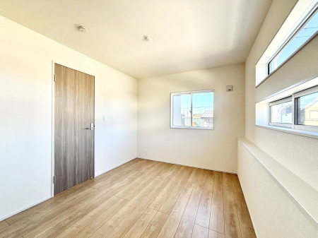 �q�������@�������P�������`Bed Room�`�@�q�������͂��q�l�ɂƂ��đ�Ϗd�Ȗ���������܂��B�q����l�ŉ߂�����Ԃ�^���邱�ƂŁA�h���׋����Ԃ����R�Ƒ����܂����畔���̕Еt����|���Ȃǂ��������ƂɌq����܂��B