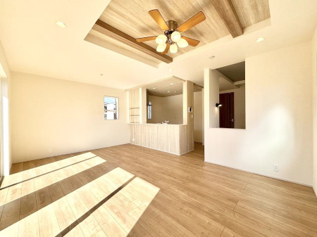 ���r���O�@�������P�������`Living�`�@�Ƒ��̐H����c���̂ق��A�q�ǂ���V�΂�����A�F�l���������肷��LDK�͏Z�܂��̒��S�B�����ԉ߂����ꏊ������A���̋�Ԃ͏Z�܂��S�̂̋��S�n�����E���܂��B