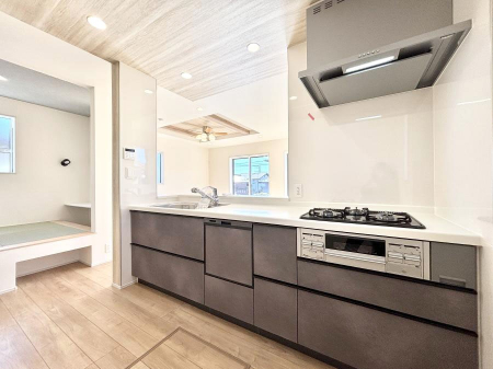 �L�b�`���@�������P�������`Kitchen�`�@��b���e�ރ��r���O�A�������������Ȃ�L�b�`���B�Ƃ́A�������������ł͂Ȃ��A��炵��������A���K�ɂ���ꏊ�B�Ί�̖����A���炬�̓��X�̂��߂ɁA�ŐV�̐ݔ��E�d�l���̗p�B