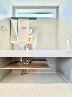 ���ʑ�E���ʏ��@�������P�������`Dressing Room�`�@�\���ȑ傫���̐��ʑ�͎��[�����鎖�Ȃ���A�g�����Ȃ݃`�F�b�N�⎕�����ȂǁA���̍Q�����������Ԃł��z�e�����C�N�ȃX�y�[�X�ŗ]�T�Ƃ�Ƃ�������Ē����܂��B