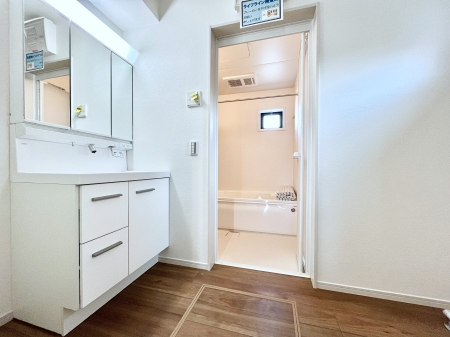 ���̑��@�������P�������`Dressing Room�`  ����������F�����œ��ꂳ��Ă���ƁA�X�b�L���Ɛ�������ۂ������܂��B���̗��ɂ͂����Ղ�Ǝ��[�X�y�[�X��W�������I�����́A�V���v�����@�\�����d�����āB