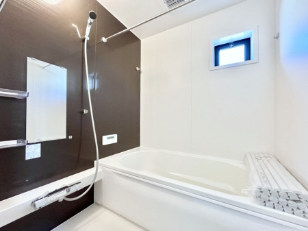 �����@�������P�������`Bath Room�`�@���t���̃o�X���[���́A�̌������薾�邭�C�����̗ǂ���Ԃł��B�������邱�ƂŁA���C�����ǍD�B������芰����o�X���[���ŁA�����̃o�X�^�C�����y���݂ɂȂ肻���ł��B