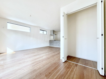 ���̑����ρ@�ݔ����P���������r���O���[�B�����Ɏ��[������ƕ����W�܂�LDK���X�b�L���Еt�������ł��ˁB