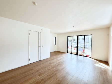 ���r���O�@�������P�������`Living�`�@�O���̗��Ȃ��V���v���ł�������LDK�B�傫�ȑ�������������������ނ̂Ŏ��������邭�A�Ƒ��̌e���̏�Ƃ��ăs�b�^���ł��B�J�����Ɠ�������̗ǂ��𐥔񂲗����������I